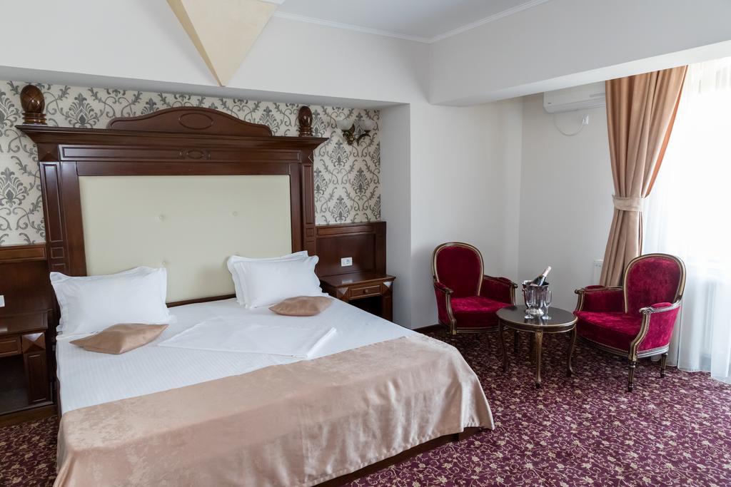 Hotel Giuliano Bragadiru ภายนอก รูปภาพ